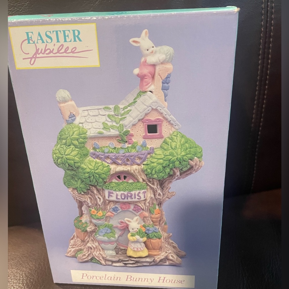 Vintage Easter Jubilee Porcelain Florist Bunny House, NIP